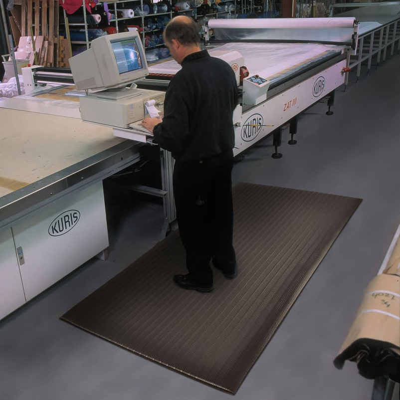 Tapete antifadiga I Cor: preto I Dimensão: rolo 91 cm x 18,3 m I NOTRAX